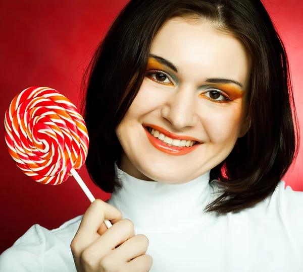 Porträtt av ung kvinna med lollipop — Stockfoto