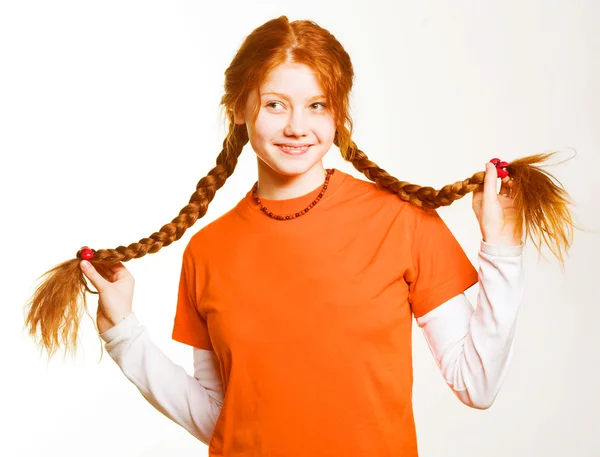 Милая рыжая девушка с длинными косичками — стоковое фото
