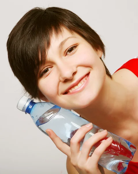 Elinde temiz su şişesi olan kadın. — Stok fotoğraf