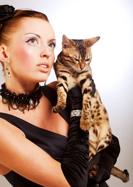 Κομψή γυναίκα με γάτα — Φωτογραφία Αρχείου
