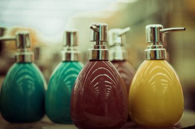Dükkanda sabun şişeleri
