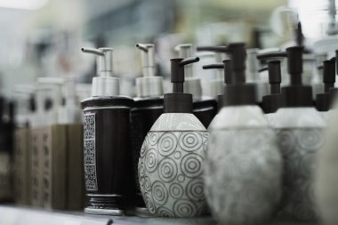 Dükkanda sabun şişeleri