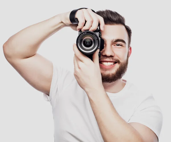 若いひげを生やした写真家がデジタルカメラで写真を撮り. — ストック写真