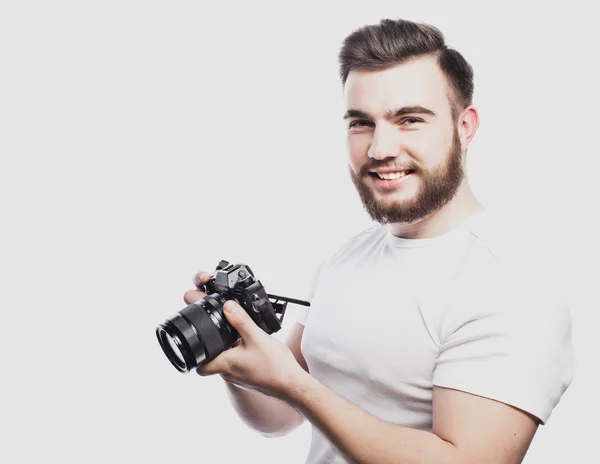 Tânăr fotograf cu barbă care face fotografii cu camera digitală . — Fotografie, imagine de stoc