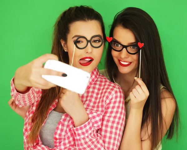 Dos chicas hipster sexy con estilo mejores amigos listos para la fiesta —  Fotos de Stock