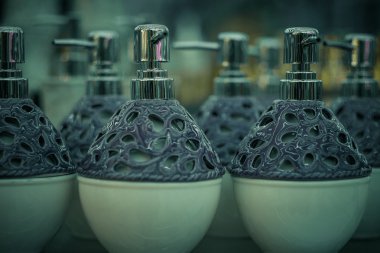 Dükkanda sabun şişeleri