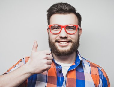 Mutlu adam işaret veriyor.