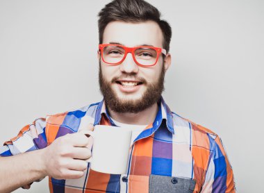 bir fincan kahve ile sakallı adam