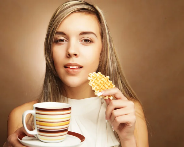 Femme blonde avec café et biscuits . — Photo