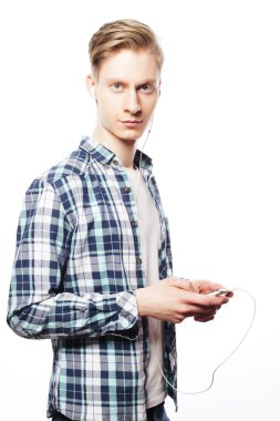 Genç adam müzik dinliyor.