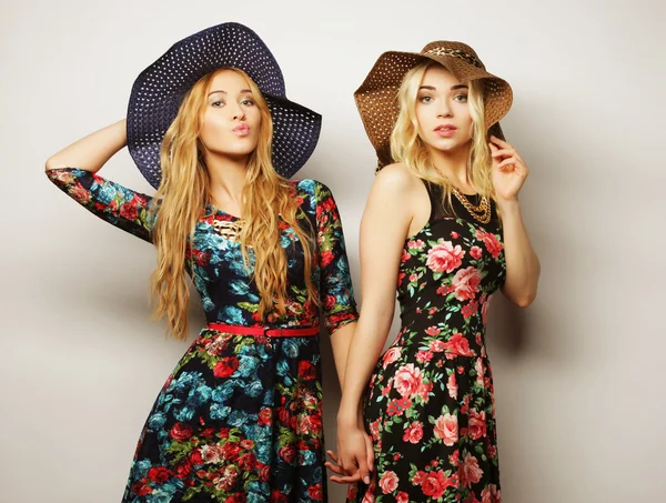 Dos chicas sexy con estilo mejores amigos — Foto de Stock