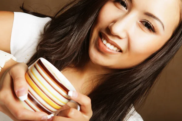 Ziemlich asiatische Frau trinken Kaffee — Stockfoto