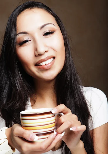 Ziemlich asiatische Frau trinken Kaffee — Stockfoto