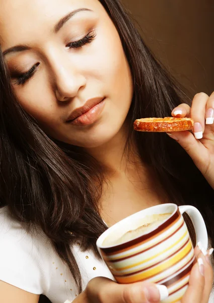 Asiatin mit Kaffee und Keksen. — Stockfoto