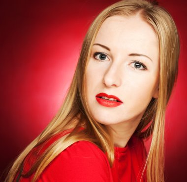 Sarışın, güzel bir kadın.