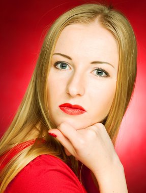 Sarışın, güzel bir kadın.