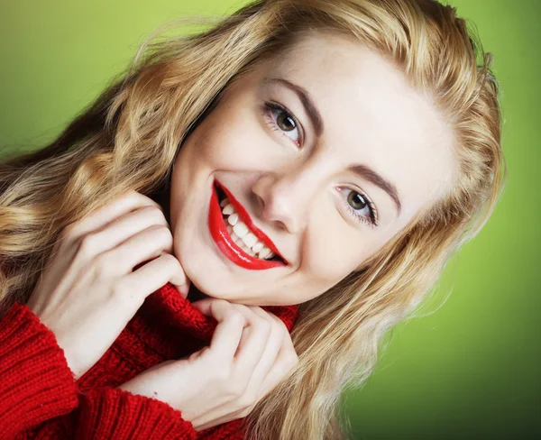 Blonde souriante en pull rouge — Photo