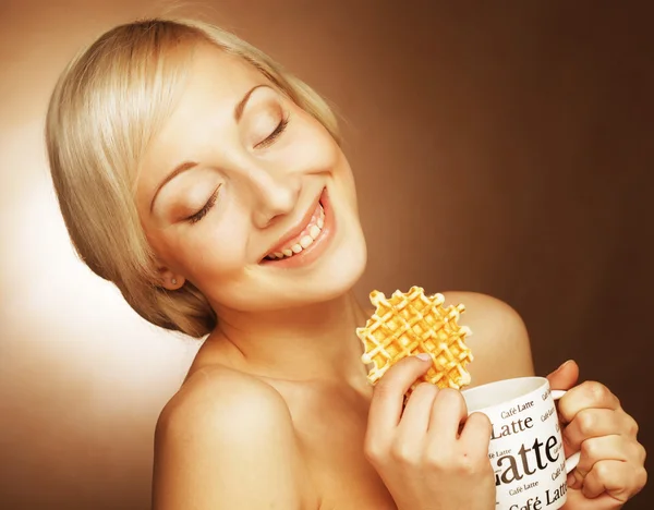 Femme avec café et biscuits — Photo