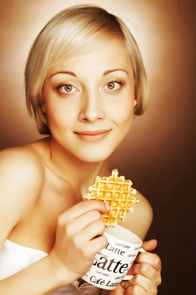 Femme avec café et biscuits — Photo