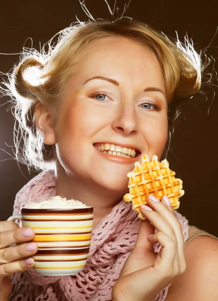 Femme avec café et biscuits — Photo