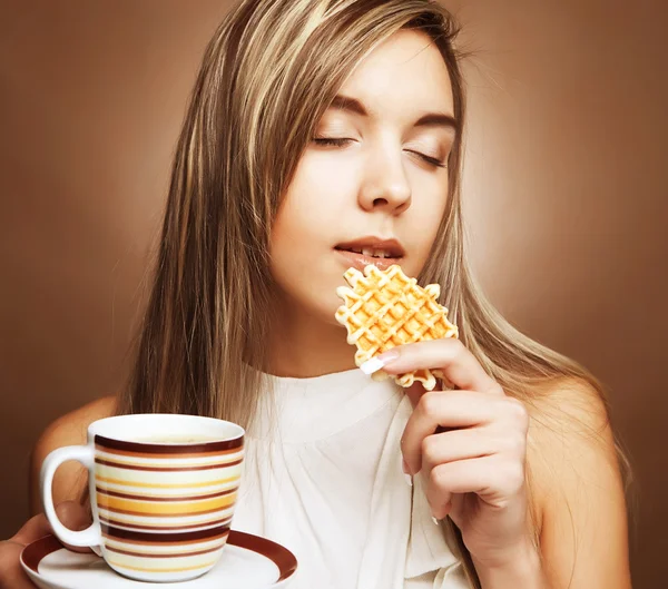 Nő kávéval és süteményekkel — Stock Fotó