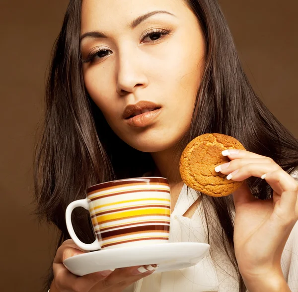 Asiatin trinkt Kaffee oder Tee — Stockfoto