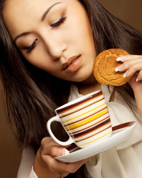 Mulher asiática bebendo café ou chá — Fotografia de Stock