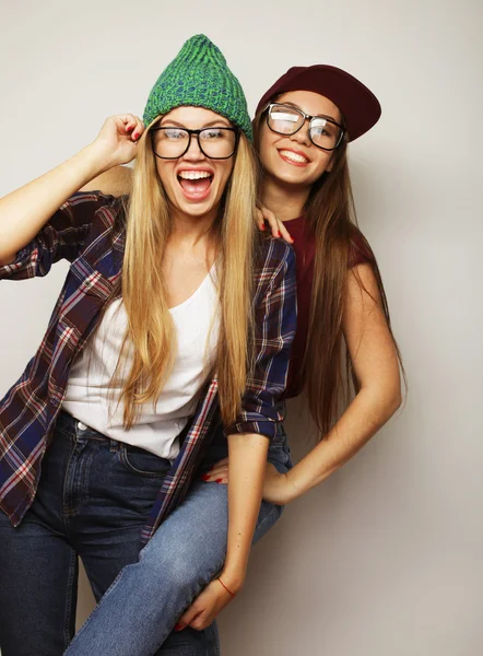 Two young girl friends standing together and having fun — Stock Photo, Image