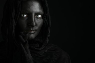 model siyah bir yüzü ile.