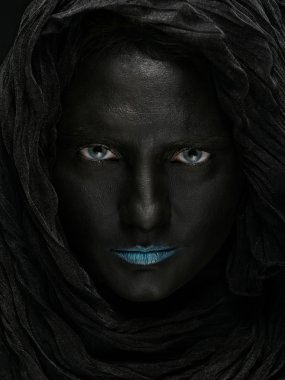 model siyah bir yüzü ile.