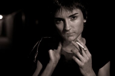 Sigara içen genç kadın.