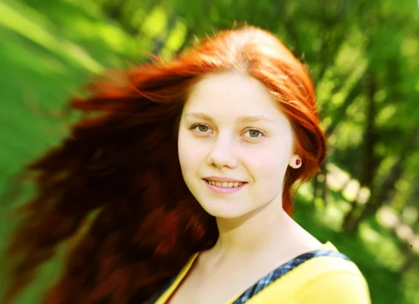 Fille rousse souriante, en plein air — Photo