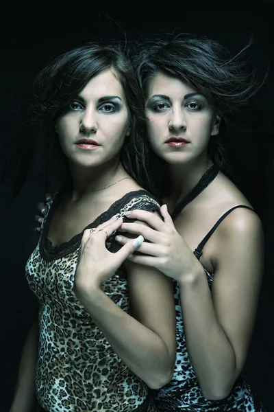 Deux belles jeunes filles sexy slim — Photo
