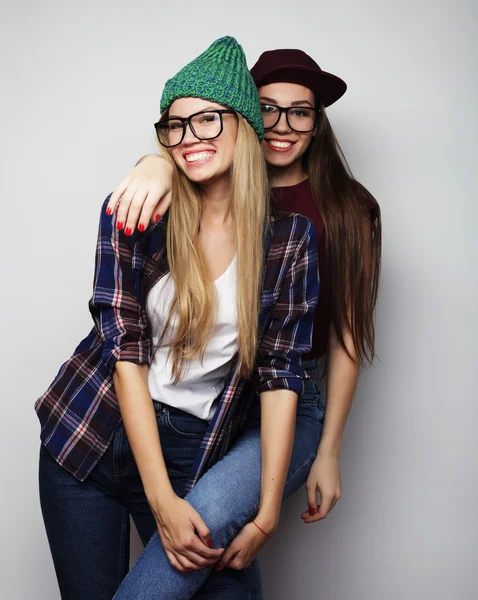 Twee jonge meisje vrienden staan samen en hebben plezier — Stockfoto
