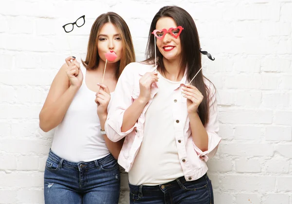 Zwei stylische Hipstermädchen beste Freundinnen bereit für Party — Stockfoto