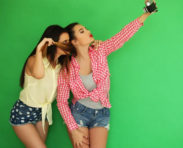 Best friends hipster girls standing together with photo camera — Stock Photo, Image