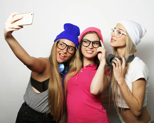 Hipster meninas melhores amigos tomando selfie — Fotografia de Stock