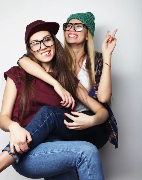 Zwei junge Freundinnen stehen zusammen und haben Spaß — Stockfoto