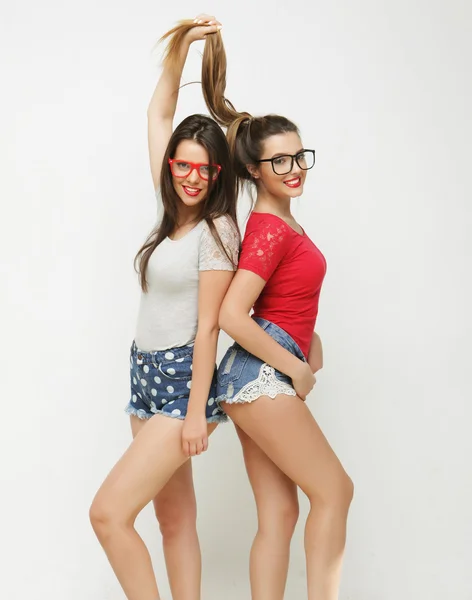 Duas jovens amigas de pé juntas e se divertindo. — Fotografia de Stock