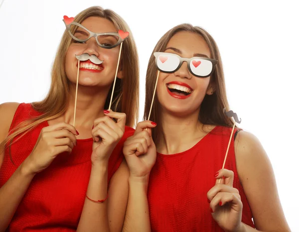 Twee stijlvolle meisjes beste vrienden klaar voor feest — Stockfoto