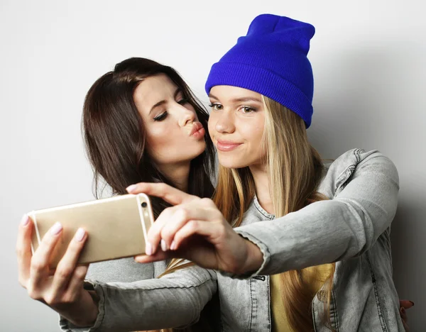 Dos amigas adolescentes en traje hipster hacen selfie —  Fotos de Stock