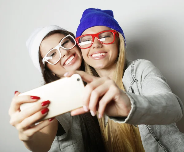 Två tonårsflickor vänner i hipster outfit gör selfie — Stockfoto