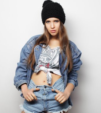 Güzel genç esmer kadın portresi stüdyo