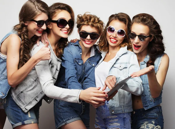 Cinco hipster meninas amigos tomando selfie com tablet digital — Fotografia de Stock