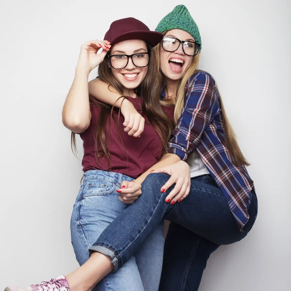 Dos amigas jóvenes de pie juntas y divirtiéndose —  Fotos de Stock