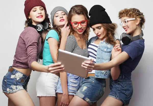 Öt hipster lányok meg, figyelembe véve a selfie a digitális tábla — Stock Fotó