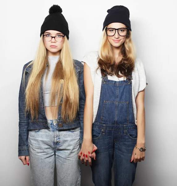 Deux jeunes filles amies debout ensemble et s'amuser — Photo