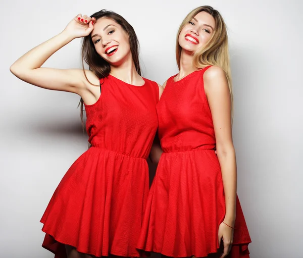 Jeunes filles en robe rouge sur fond blanc — Photo