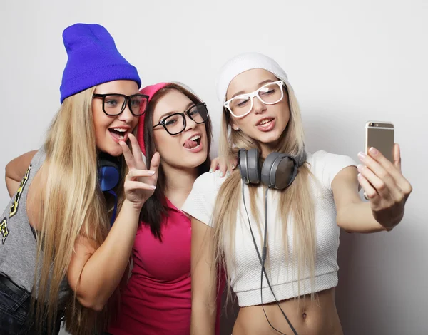 Hipster ragazze migliori amici prendendo selfie — Foto Stock