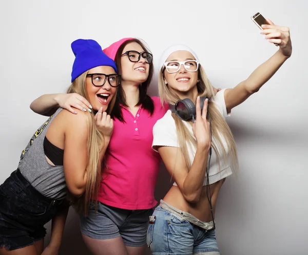 Hipster girls best friends taking selfie — Stock Photo, Image